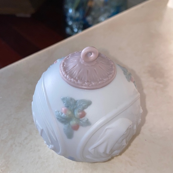 Lladro 1996 Muted Pastel Porcelain Christmas Ornament Collectible - Picture 1 of 9